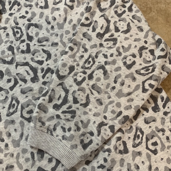 Womens Aerie Leopard Print Crewneck sweater SZ Large - Picture 4 of 4